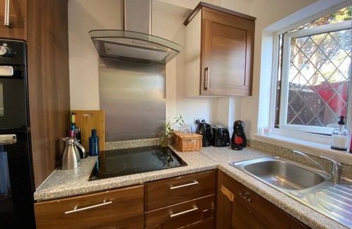 Thamesmead House | Spacious 3-Bedroom Home Near Subway with Free Parking