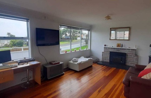 Pakuranga House | Spacious 3-Bedroom Retreat with Gym Access Near Shopping