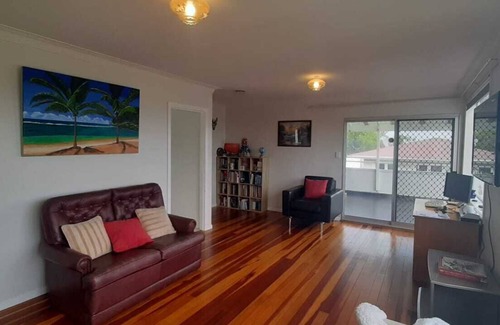 Pakuranga House | Spacious 3-Bedroom Retreat with Gym Access Near Shopping