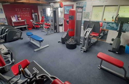 Pakuranga House | Spacious 3-Bedroom Retreat with Gym Access Near Shopping
