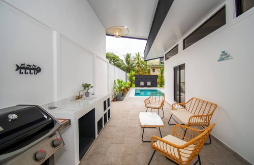 Uvita House | 3 bedrooms in Uvita, modern Lapa Roja Lounge