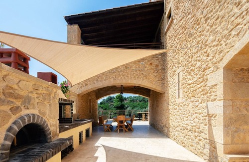 Manoliopoulo Villa | Seaside Retreat with Pool, Spa & Ocean Views Await You
