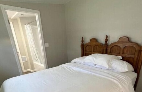 Manhattan House | Comfortable 3-Bed Home with Pet-Friendly Amenities
