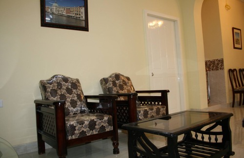 Toli Chowki Apartment | Cozy 3 BHK Apartment with Kitchen & Breakfast Included