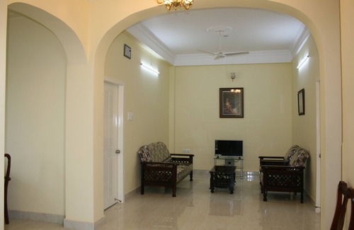 Toli Chowki Apartment | Cozy 3 BHK Apartment with Kitchen & Breakfast Included