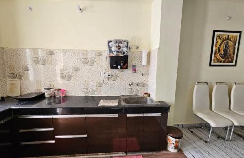 Alambagh Apartment | Family-Friendly 3 BHK in Krishna Nagar Lucknow