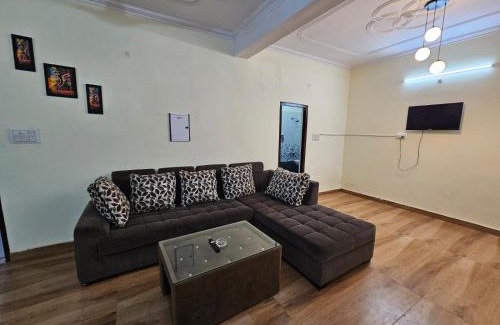 Alambagh Apartment | Family-Friendly 3 BHK Stay in Krishna Nagar, Lucknow