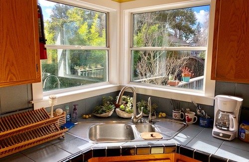Napa House | Prime Location: Steps from Downtown Napa with Breakfast