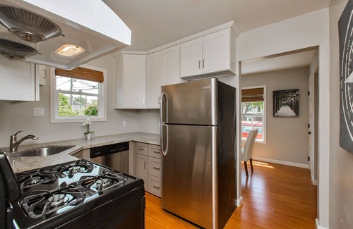 Alameda House | Cozy 2-Bedroom House with Backyard, Steps from the Beach