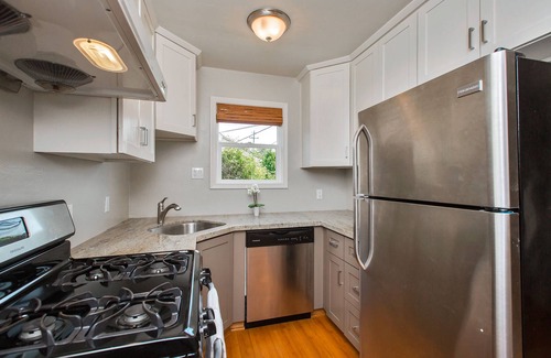Alameda House | Cozy 2-Bedroom House with Backyard, Steps from the Beach