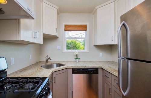 Alameda House | Cozy 2-Bedroom House with Backyard, Steps from the Beach