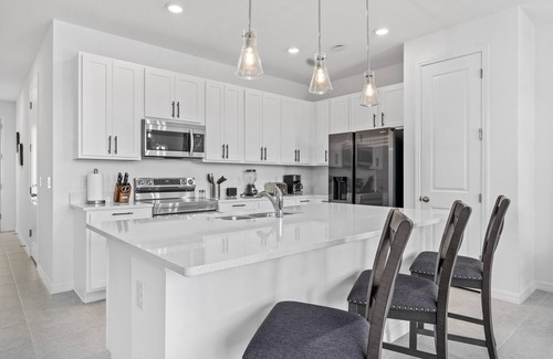 West Haven House | Spacious 3 BR Villa with Pool and Lake Views for 8 Guests