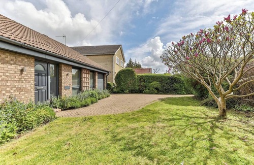 Ecclesall House | Charming 3 BR Bungalow with Garden near Peak District