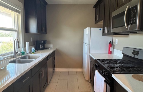 Southeast Anaheim House | Inviting 3 Br Disneyland Home with Kitchen & Breakfast