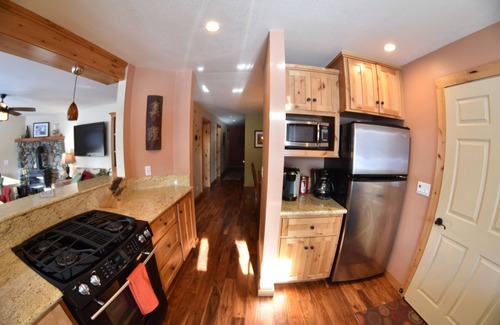 Truckee Condo | Family-Friendly 3 BR Condo with Pool Near Ski Hill & Lake