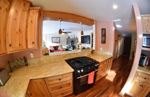 Truckee Condo | Family-Friendly 3 BR Condo with Pool Near Ski Hill & Lake