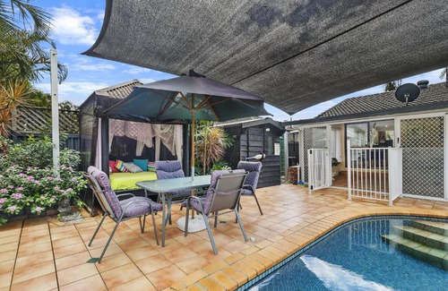 Burleigh Waters House | Cozy 3 BR Retreat with WIFI and Indoor Fireplace