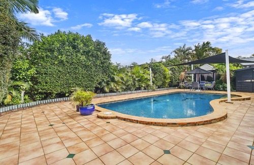 Burleigh Waters House | Cozy 3 BR Retreat with WIFI and Indoor Fireplace