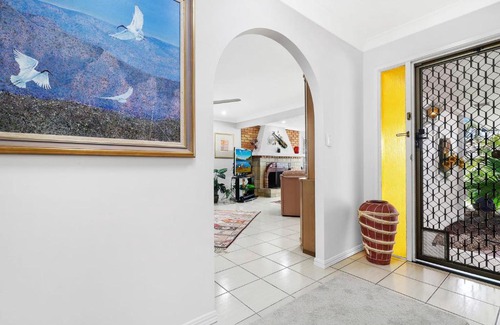 Burleigh Waters House | Cozy 3 BR Retreat with WIFI and Indoor Fireplace