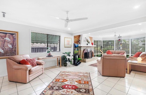 Burleigh Waters House | Cozy 3 BR Retreat with WIFI and Indoor Fireplace