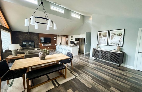 Black Butte Ranch House | Pet-Friendly 3 BR Home near Glaze Meadow with Hot Tub