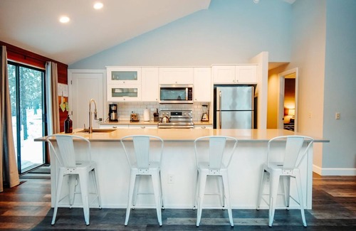Black Butte Ranch House | Pet-Friendly 3 BR Home near Glaze Meadow with Hot Tub