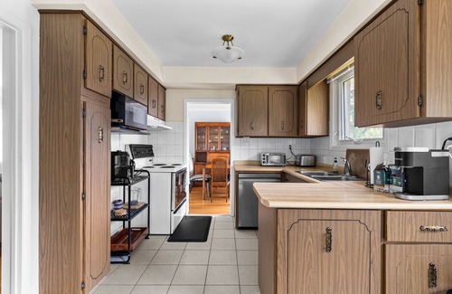 Clarkson-Lorne Park Hotel | Pet-Friendly 3 BR House with Large Backyard in Tranquil Area