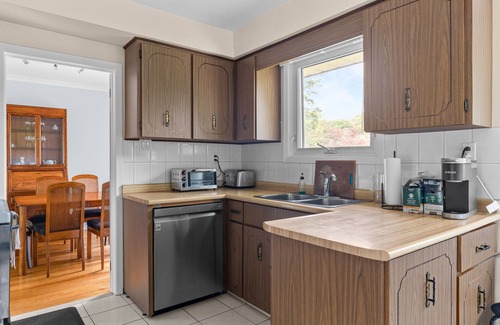 Clarkson-Lorne Park Hotel | Pet-Friendly 3 BR House with Large Backyard in Tranquil Area