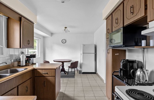Clarkson-Lorne Park Hotel | Pet-Friendly 3 BR House with Large Backyard in Tranquil Area