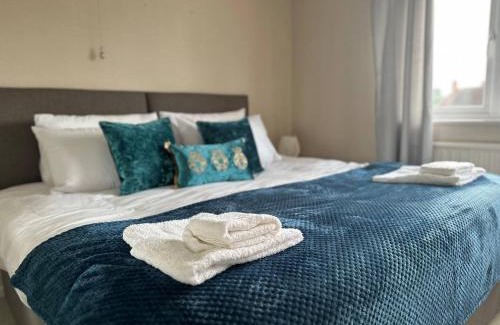 Balderton House | Inviting 3 Br House with Pool Table and Child-Friendly Space