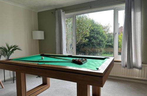 Balderton House | Inviting 3 Br House with Pool Table and Child-Friendly Space