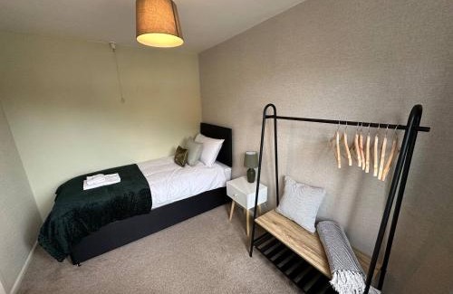 Balderton House | Inviting 3 Br House with Pool Table and Child-Friendly Space