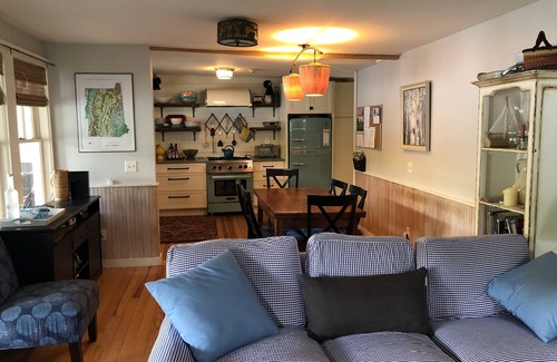 Mount Sunapee Cottage | Lakefront Cottage with Hot Tub on Mountain View Lake