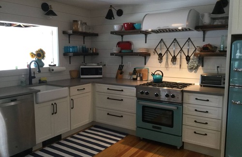 Mount Sunapee Cottage | Lakefront Cottage with Hot Tub on Mountain View Lake