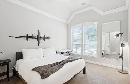Irving House | 3 BR Modern Stay minutes away from DFW Airport