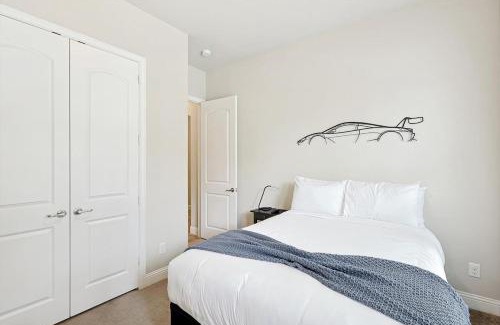 Irving House | 3 BR Modern Stay minutes away from DFW Airport