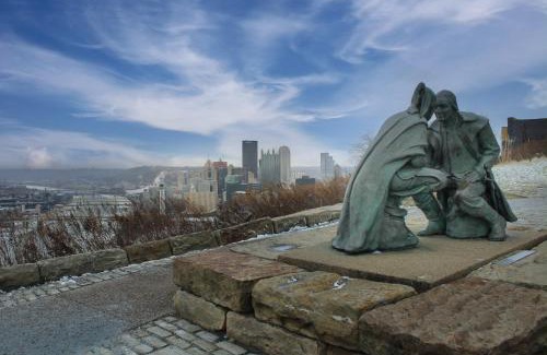 Pittsburgh Apartment | Pet-Friendly Retreat with Breathtaking Views Nearby