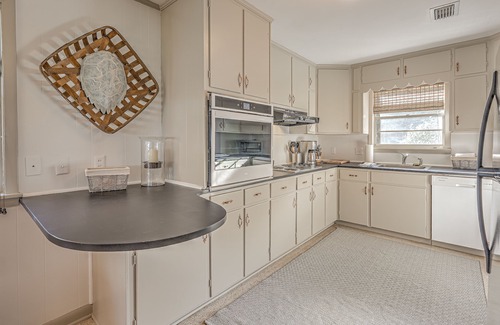 Darien House | Inviting 3-BR Ranch House with Pool & Firepit on Emma's Farm