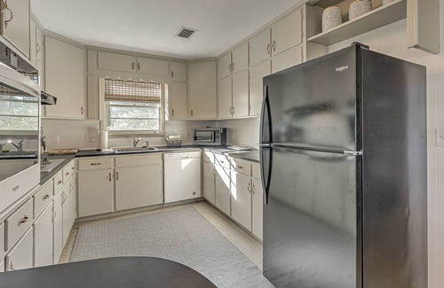 Darien House | Inviting 3-BR Ranch House with Pool & Firepit on Emma's Farm