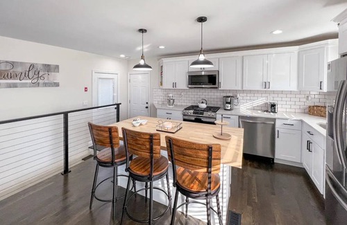 Tiverton House | Cozy 3 BR Ranch with Kitchen Overlooking the River