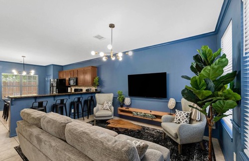 Glenhaven House | Perfect 3 BR Retreat with King Bed, Ensuite Bath & Kitchen