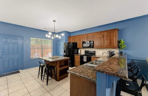 Glenhaven House | Perfect 3 BR Retreat with King Bed, Ensuite Bath & Kitchen
