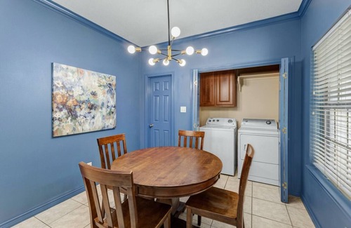 Glenhaven House | Perfect 3 BR Retreat with King Bed, Ensuite Bath & Kitchen