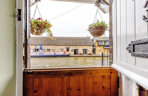 Stoke Bruerne Cottage | Pet-Friendly Retreat: 3 Canalside Cottages in Roade