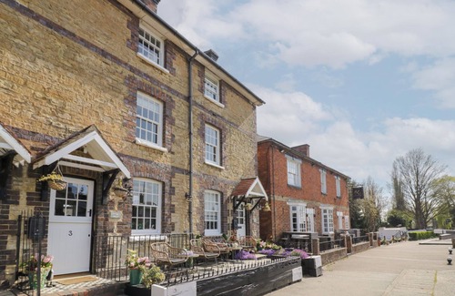 Stoke Bruerne Cottage | Pet-Friendly Retreat: 3 Canalside Cottages in Roade