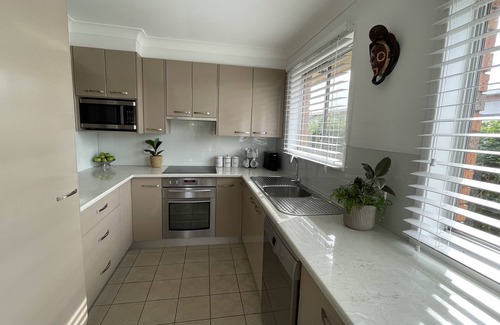 Kiama House | Cozy Oceanfront Escape: 10/10 Rated Holiday Home
