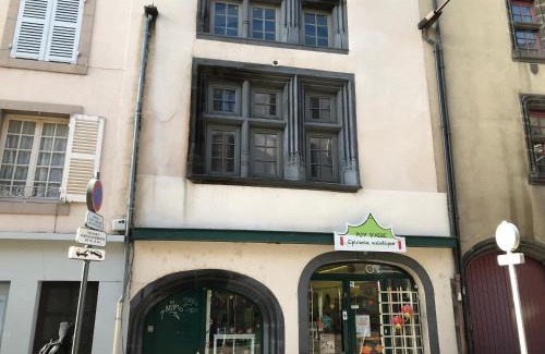 Clermont-Ferrand Apartment | Quiet 3-Bedroom Retreat for Families with WiFi & Kitchen