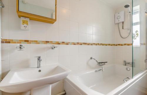 Reepham House | Family-Friendly Retreat at 3 Church Street - Book Your Stay!