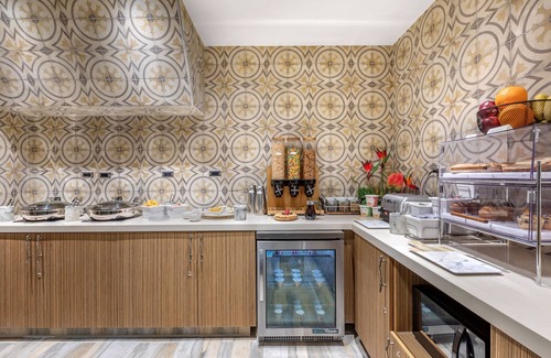 Southeast Torrance Hotel | Contemporary Rooms with Relaxing Patio & Free Parking