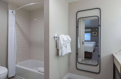 Southeast Torrance Hotel | Contemporary Rooms with Relaxing Patio & Free Parking